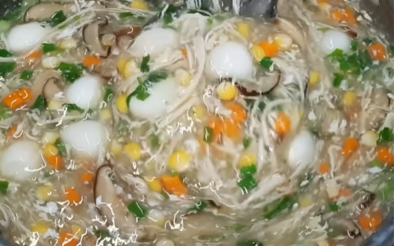 Món súp ức gà hoàn thiện thơm ngon hấp dẫn. Món súp ức gà hoàn thiện thơm ngon hấp dẫn.