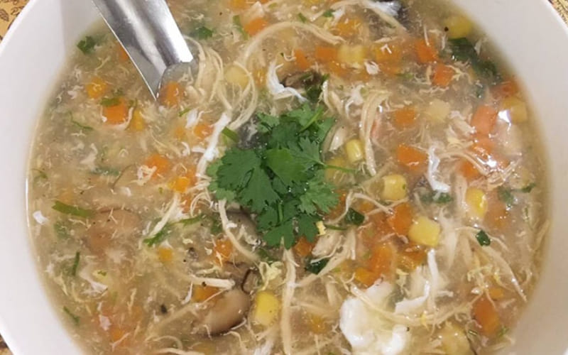 Bạn thưởng thức súp nóng hổi, bổ dưỡng, dễ ăn. Bạn thưởng thức súp nóng hổi, bổ dưỡng, dễ ăn.