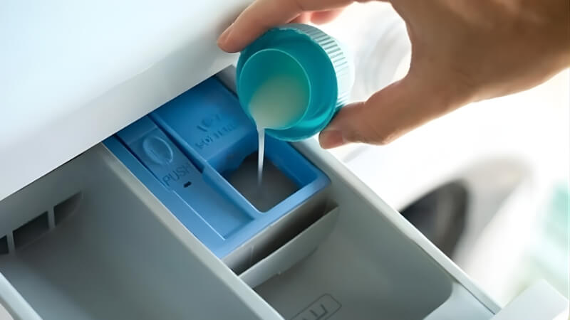 Kinh nghiệm thực tế: Sai lầm cần tránh khi dùng nước giặt cửa trước