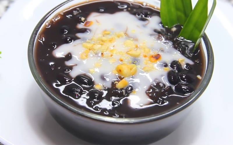 Món chè đậu đen mát lành thích hợp ngày nóng.