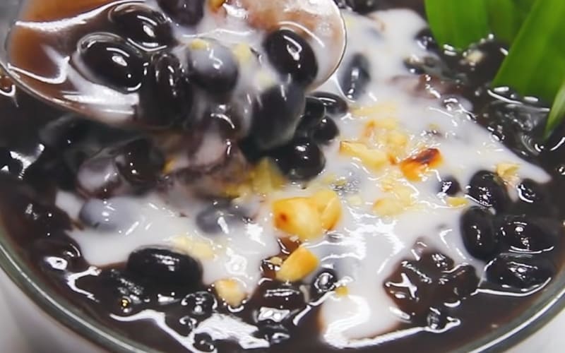 Chè đậu đen mềm bùi, ngọt thanh, thơm nước dừa.