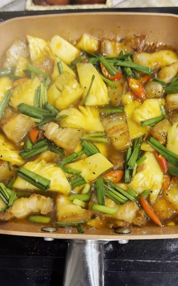 Hướng dẫn nấu ba chỉ kho dứa màu nâu cánh gián cực đẹp, ăn không bị ngán