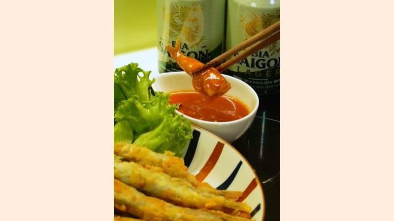 Thưởng thức cá trứng chiên giòn