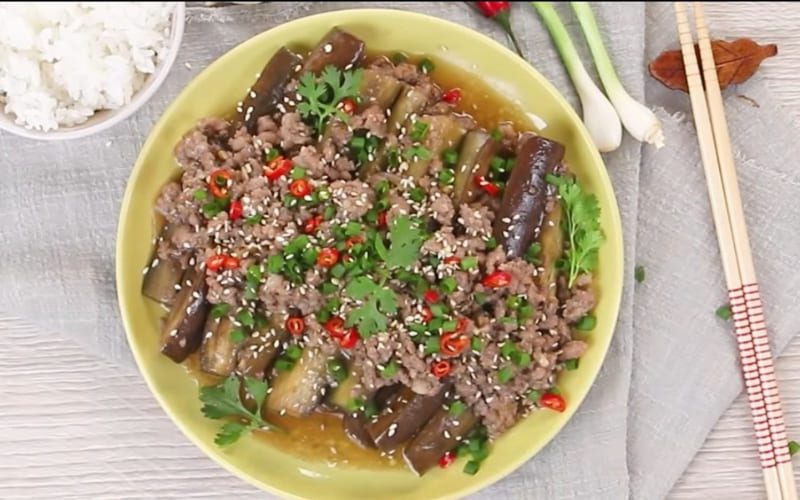 Món ăn hoàn thiện có màu hấp dẫn.