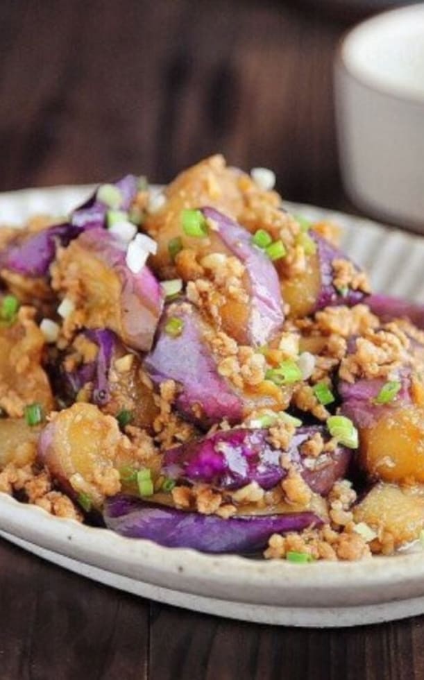 Cách làm cà tím xào thịt bằm mỡ hành béo ngậy, giữ được màu tím đẹp mắt