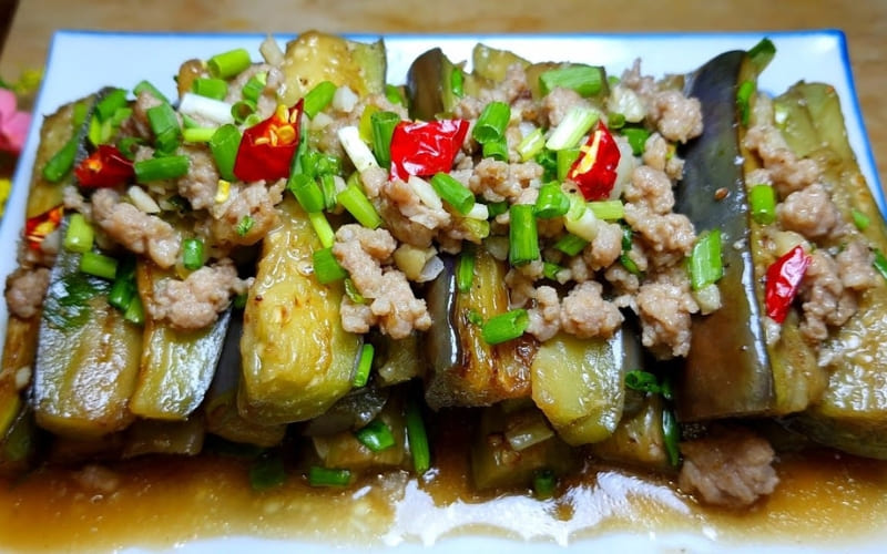 Gia đình thưởng thức khi món còn nóng.