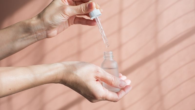 Tránh Retinol mạnh, AHA/BHA cao, cồn khô và hương liệu để không gây bào mòn da