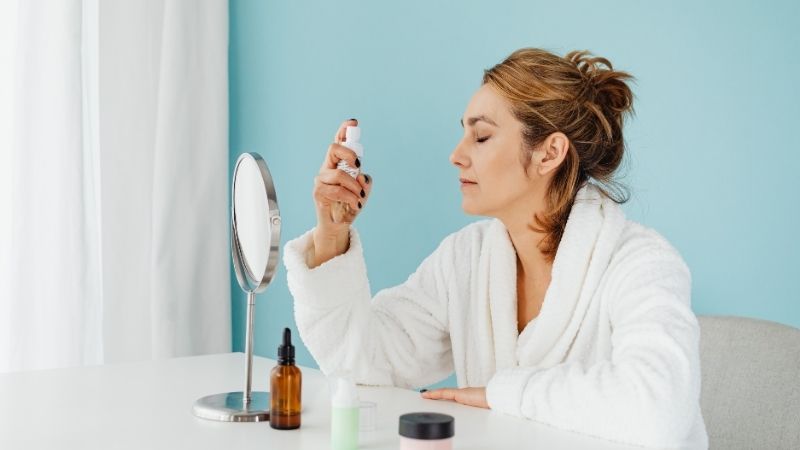 Lạm dụng treatment mạnh, tẩy da chết quá mức và bỏ qua bước chống