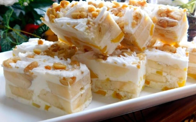 Bạn thưởng thức kem chuối mát lạnh, béo thơm. 