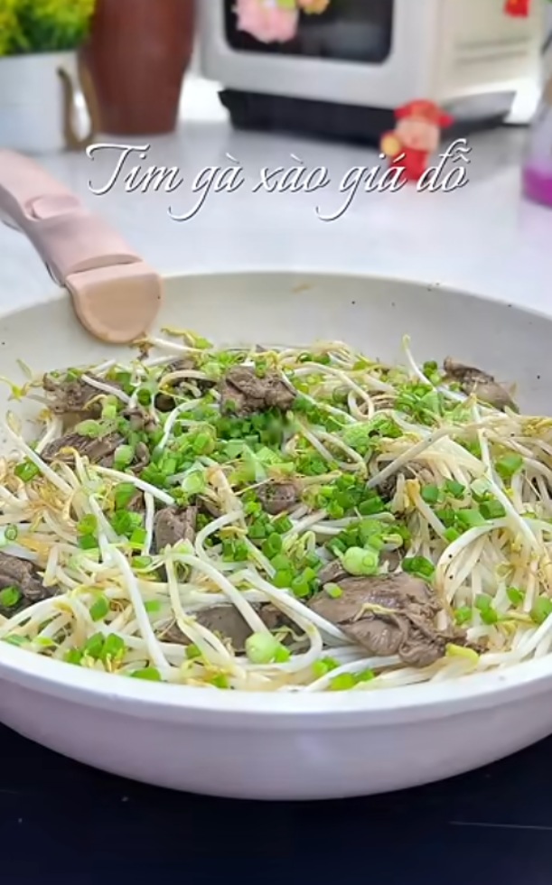 Cách làm tim gà xào giá đỗ giòn ngọt, bổ dưỡng, ăn là ghiền