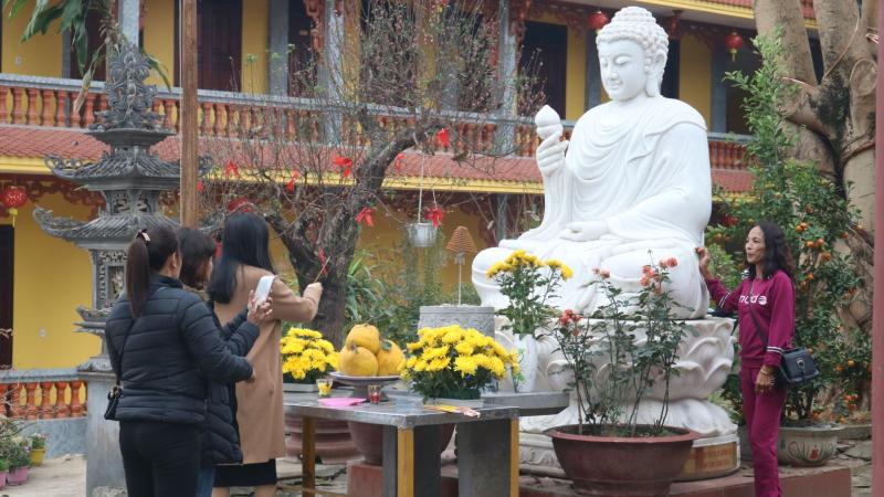 Thắp hương khi đi chùa Thắp hương khi đi chùa