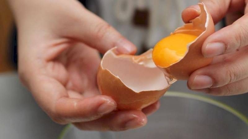 Tách lòng đỏ trứng gà Tách lòng đỏ trứng gà