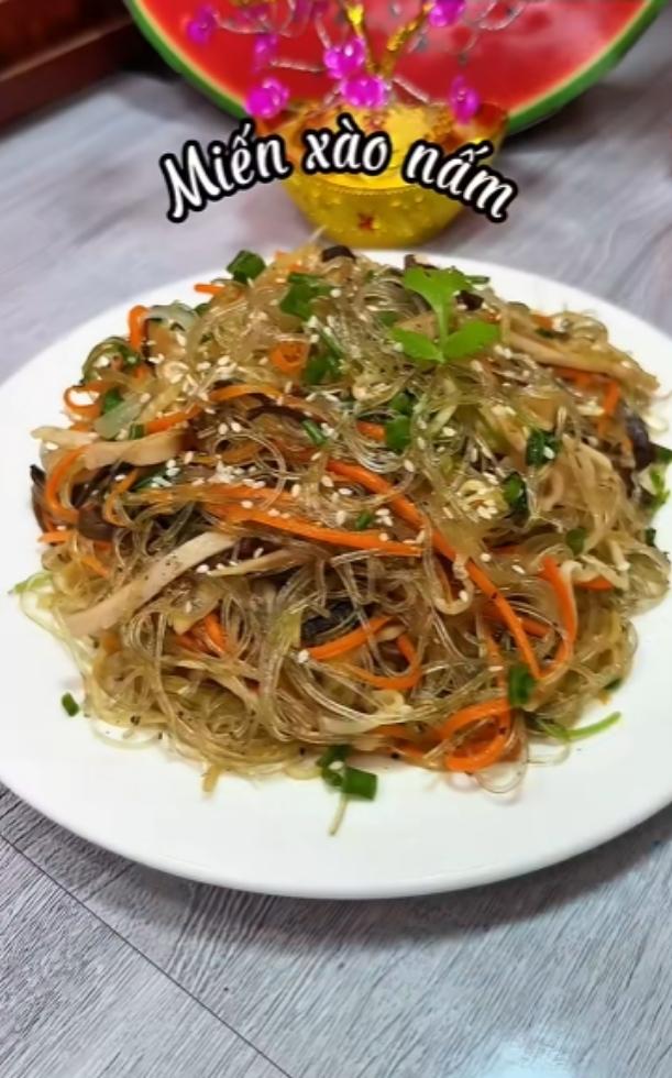 Cách làm miến xào mộc nhĩ chả lụa đơn giản, vét tủ lạnh sau Tết