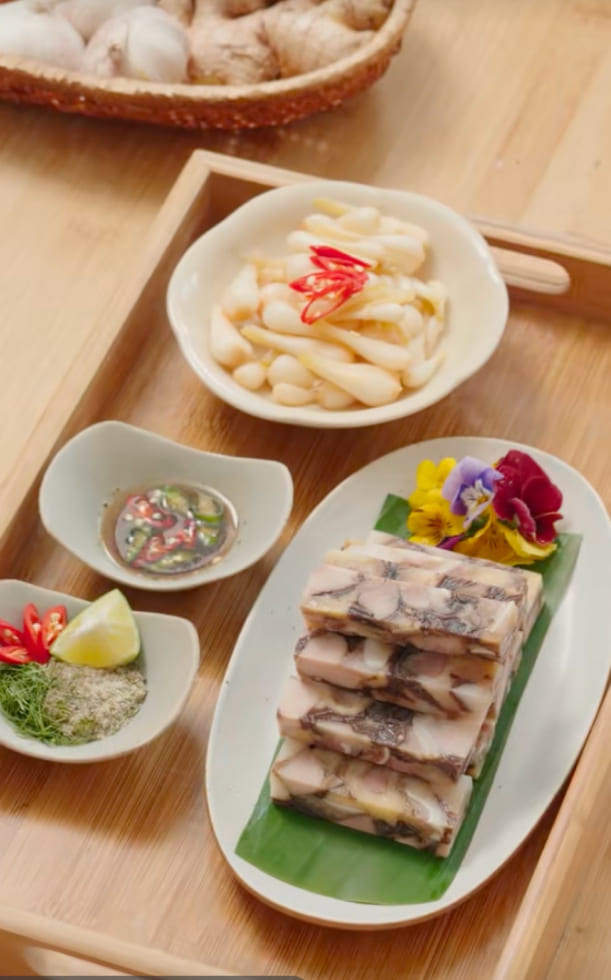 Hướng dẫn cách làm giò gà xào cho mâm cỗ