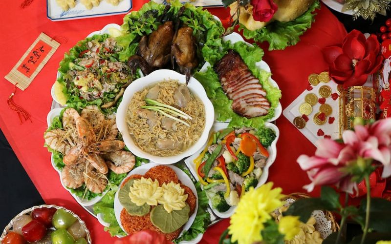 Gia đình chuẩn bị lễ vật thanh tịnh, trang nghiêm. Gia đình chuẩn bị lễ vật thanh tịnh, trang nghiêm.