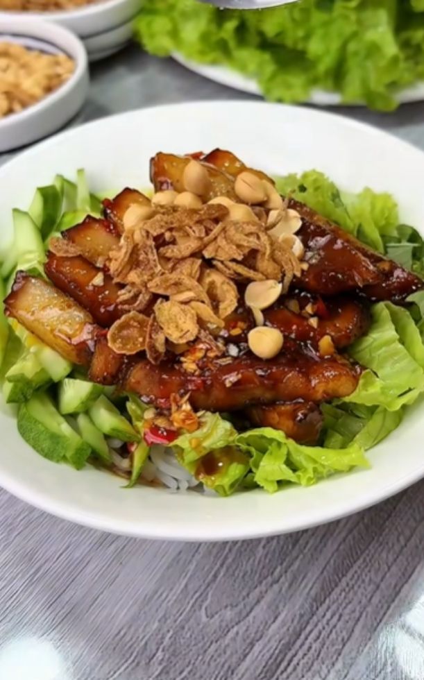 Cách làm bún thịt khìa nước dừa miền Tây mềm thơm, đậm đà