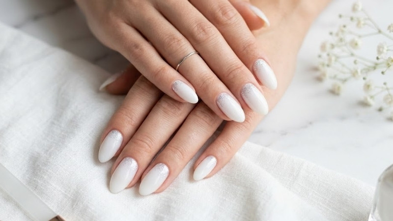 Nail trắng sữa phủ kim tuyến nhẹ