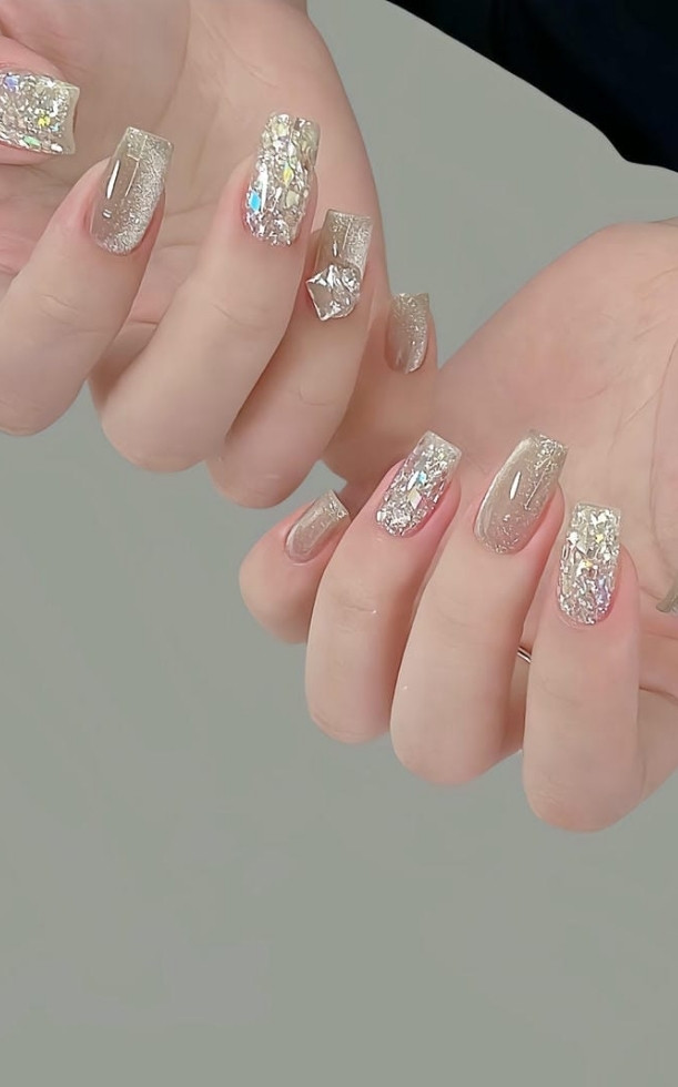 28+ mẫu nail kim tuyến trắng đẹp nhẹ nhàng nhưng vẫn nổi bật