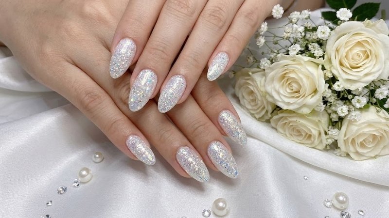 Mẫu nail trắng kim tuyến toàn bộ móng