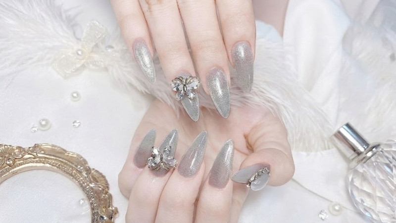 Nail kim tuyến trắng thanh lịch và tinh tế
