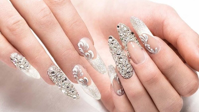 Bạn hãy kết hợp thêm màu sắc để phù hợp với làn da của mình