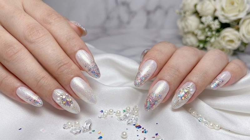 Mẫu nail trắng kim tuyến toàn bộ móng