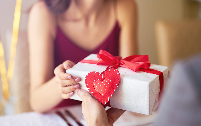 Quà đáp lễ Valentine là gì? Vì sao nên tặng?