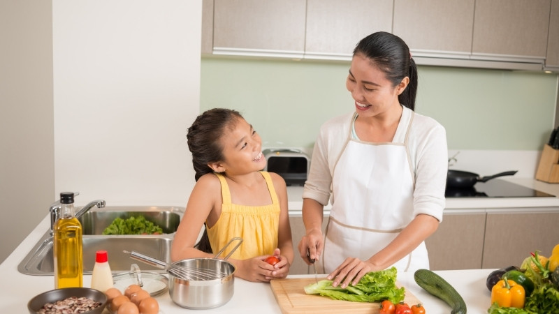 Lên thực đơn sớm, sơ chế trước và cùng cả nhà chung tay nấu nướng để nhanh gọn hơn