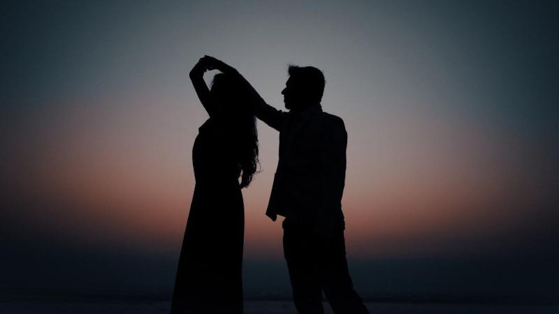 Caption "lầy lội" về mối quan hệ vợ chồng