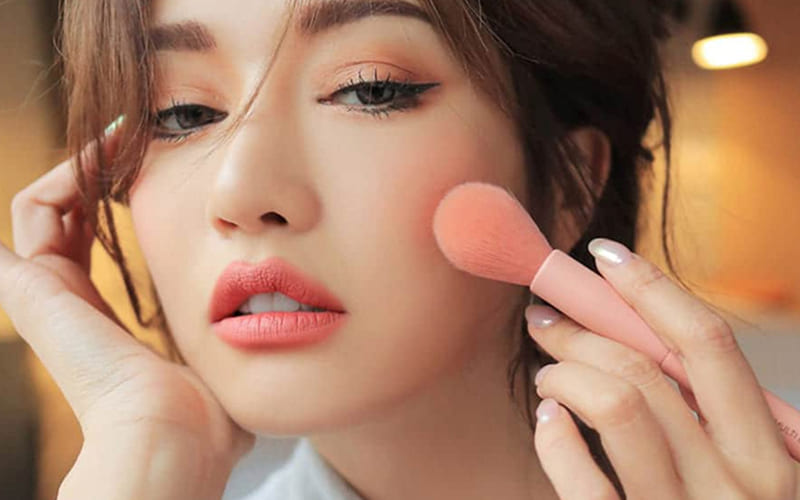 Bước 3: Đánh lớp má hồng chính (phần đậm nhất)