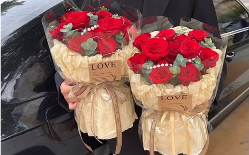 Bó hoa tươi gửi gắm tình yêu sâu sắc.