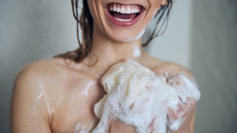 Sai lầm phổ biến là không dùng kem chống nắng, kỳ cọ quá mạnh