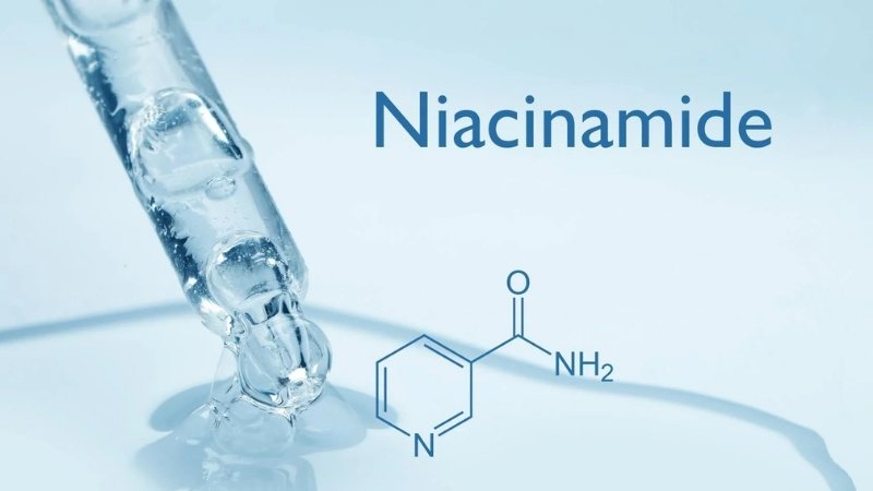 Thành phần phổ biến gồm Niacinamide, Vitamin C, AHA và các chiết xuất từ sữa dê,...
