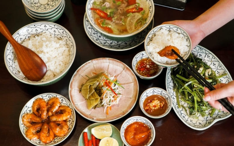 Mâm cơm thể hiện rõ nét mộc mạc miền Trung.