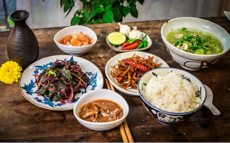 Gia đình cần phối hợp món mặn và canh.