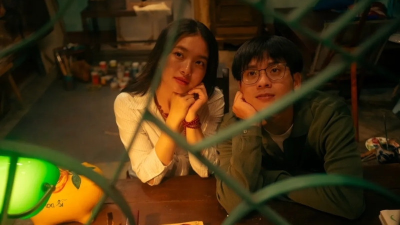 Hình ảnh duy mỹ với tông màu ấm áp và những chi tiết ẩn dụ đầy tinh tế, giàu cảm xúc