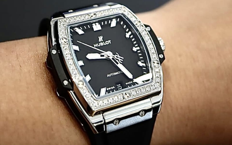 Đồng hồ giúp hoàn thiện phong cách nam.