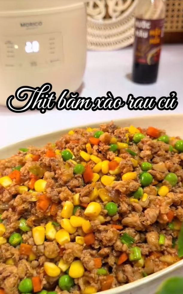 Vét tủ lạnh với món thịt băm xào rau củ đủ chất cho ngày bận rộn