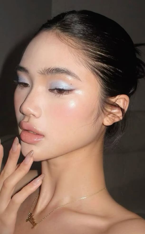 Icy Blue Makeup: Cách trang điểm tông xanh băng giá chuẩn trend