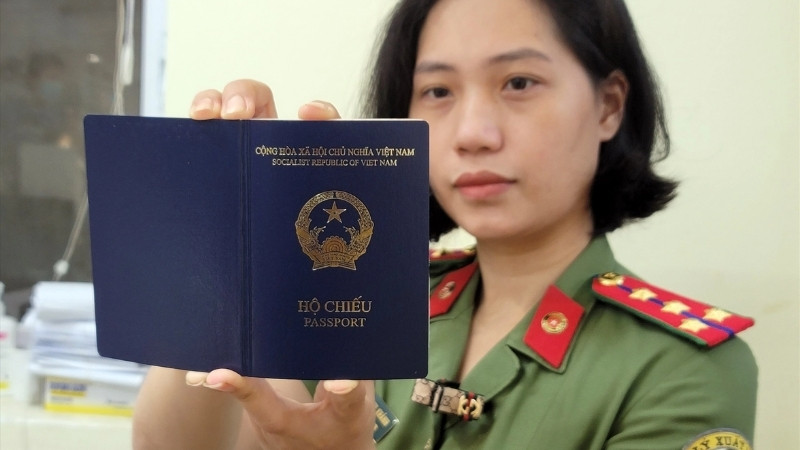 Hộ chiếu gắn chip và quét mã QR giúp xét duyệt hồ sơ nhanh chóng, bảo mật hơn