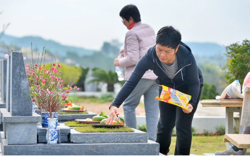 Con cháu dọn dẹp mộ phần sạch sẽ, trang nghiêm.