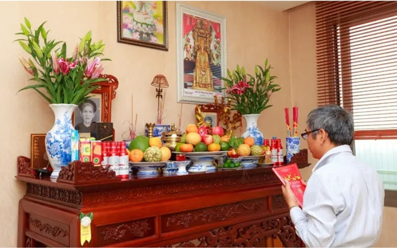 Người đại diện thắp hương và đọc lời khấn.