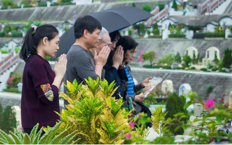 Trưởng họ hoặc người lớn tuổi đại diện.