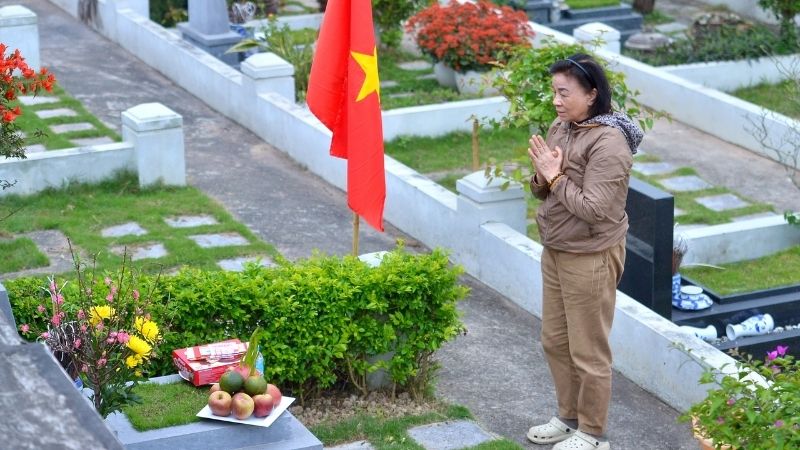 Khấn vái khi tảo mộ thể hiện lòng hiếu kính và biết ơn với tổ tiên