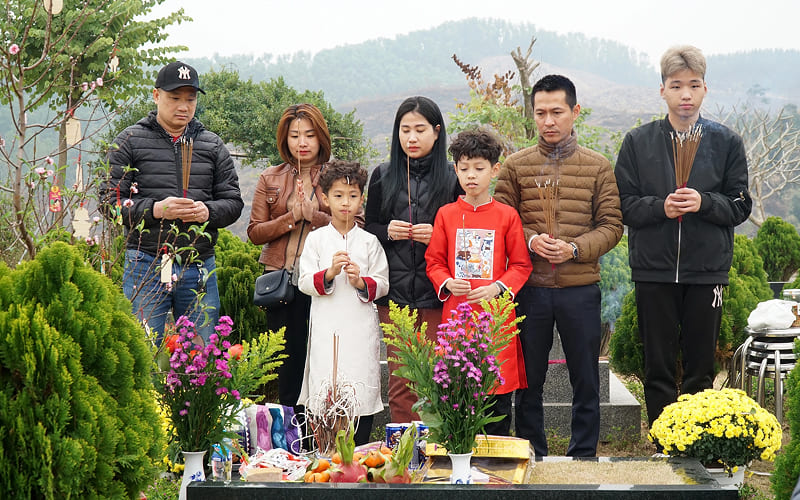 Chuẩn bị lễ cúng đầy đủ