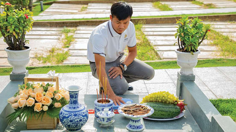 Thắp hương và đọc văn khấn