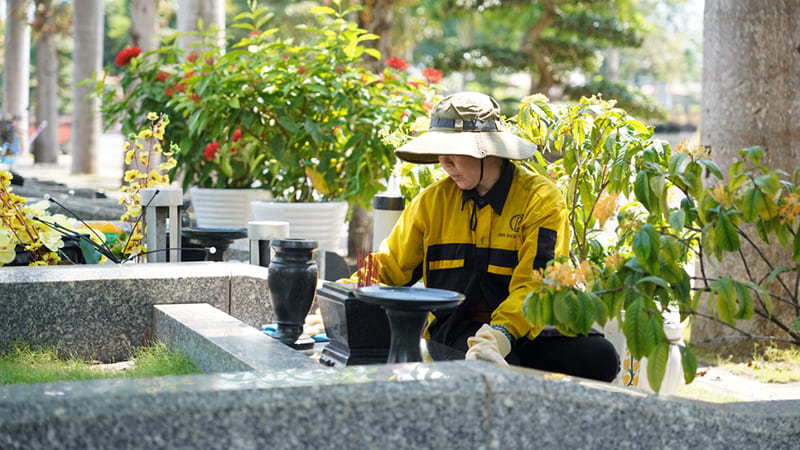 Dọn dẹp và sửa sang mộ phần