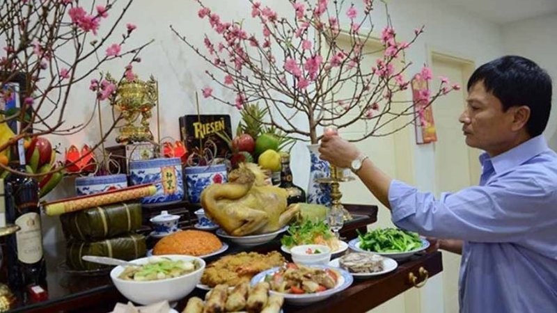 Đặt mâm cúng tại trung tâm bàn thờ