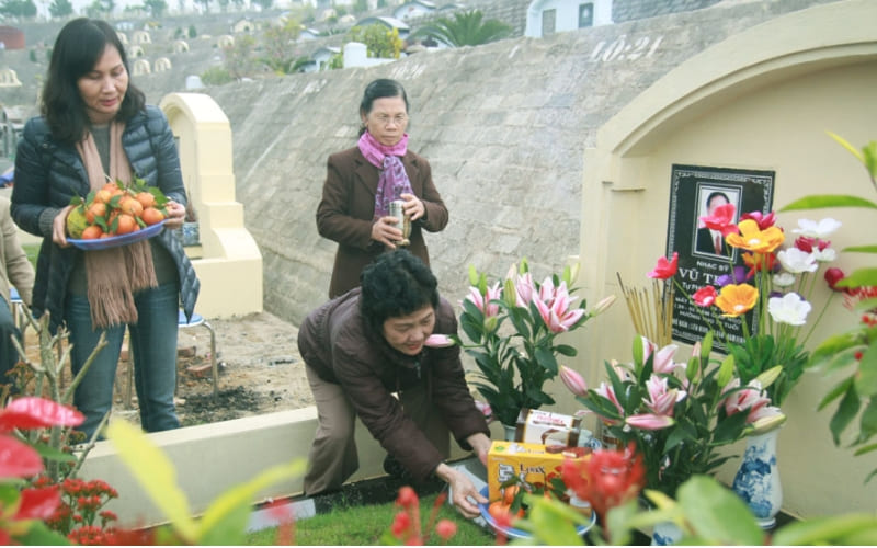 Nhiều gia đình thay vàng mã bằng lễ vật.