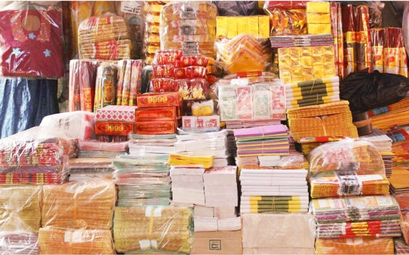 Gia chủ nên sắp xếp vàng mã gọn gàng, trang nghiêm.